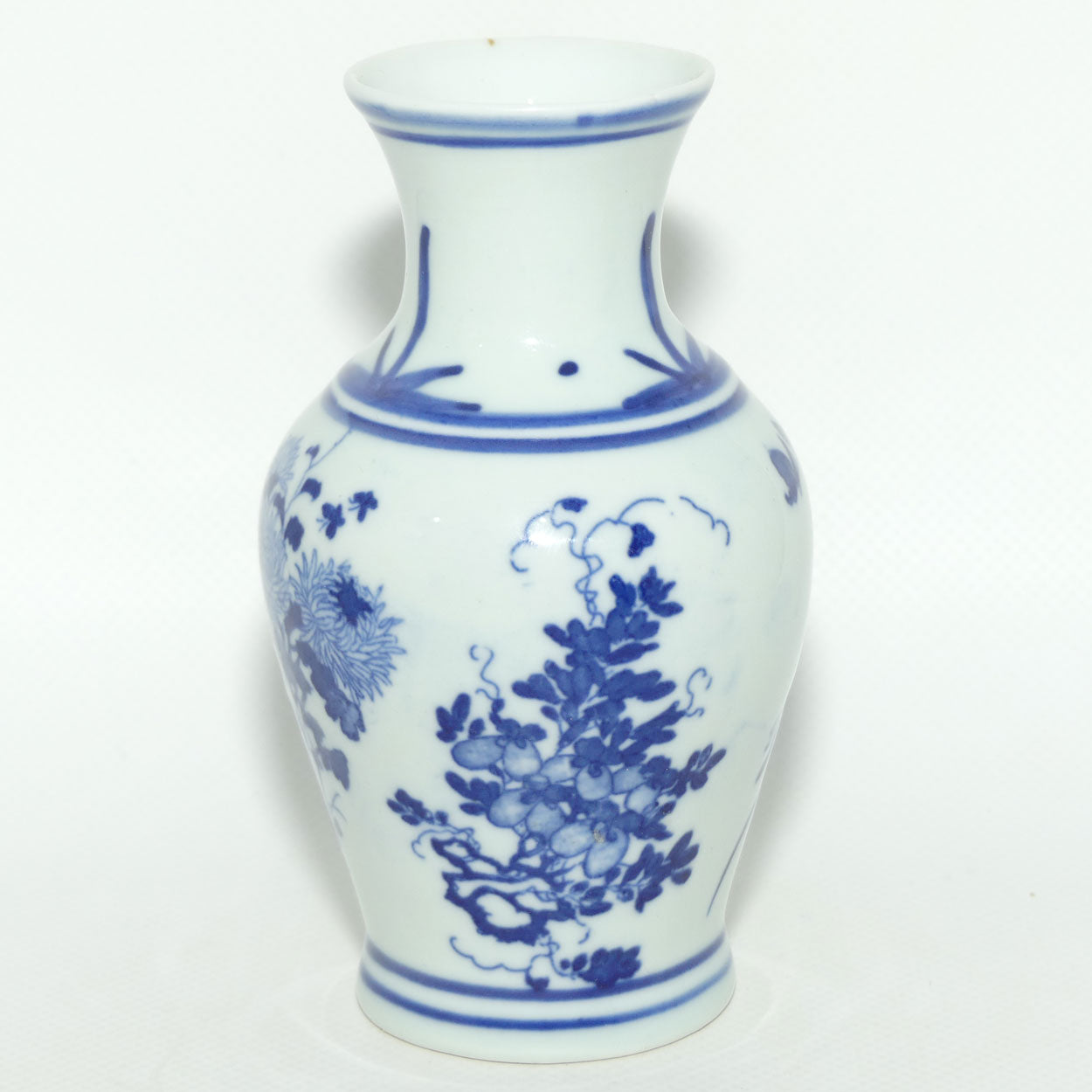 Fine Quality Chinese Blue and White vase decorated with Flowers and Butterflies | Guangxu period mark