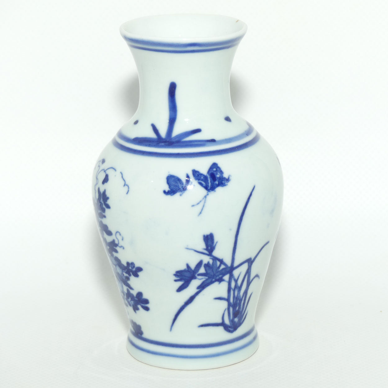 Fine Quality Chinese Blue and White vase decorated with Flowers and Butterflies | Guangxu period mark