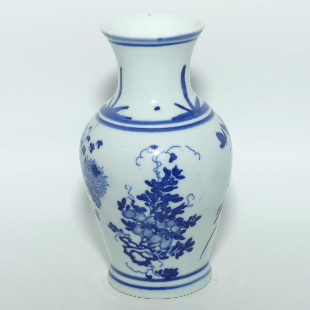 Fine Quality Chinese Blue and White vase decorated with Flowers and Butterflies | Guangxu period mark