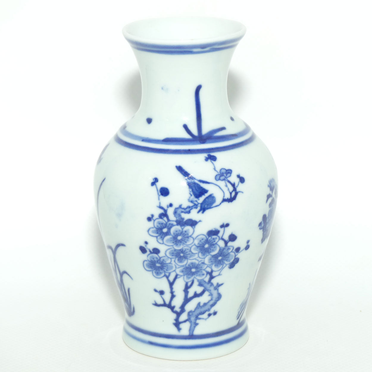 Fine Quality Chinese Blue and White vase decorated with Flowers and Butterflies | Guangxu period mark
