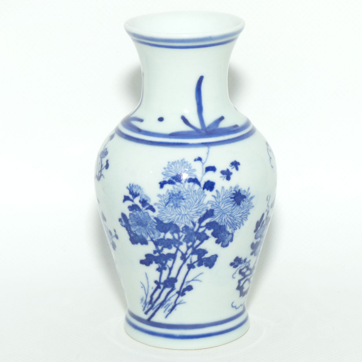 Fine Quality Chinese Blue and White vase decorated with Flowers and Butterflies | Guangxu period mark