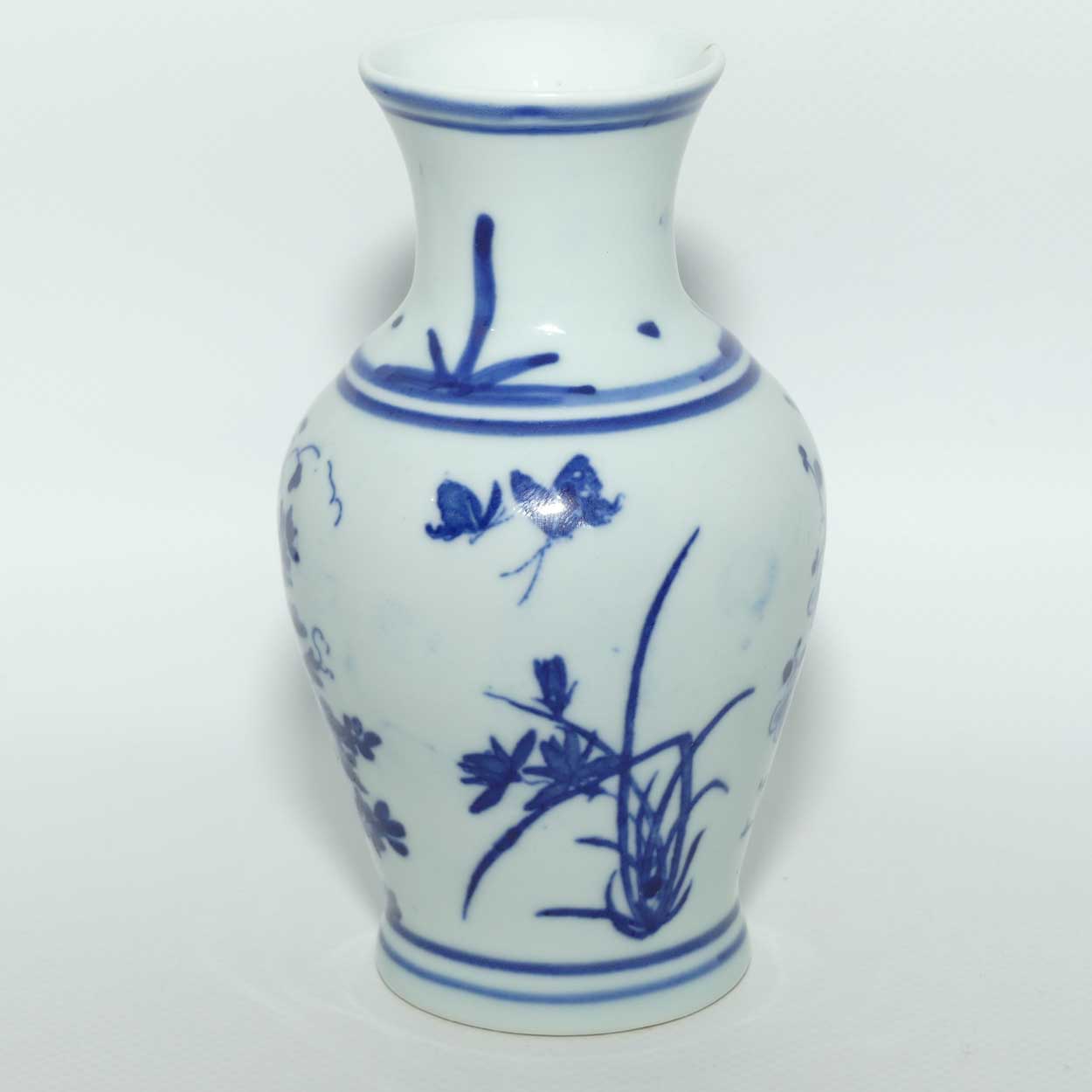 Fine Quality Chinese Blue and White vase decorated with Flowers and Butterflies | Guangxu period mark