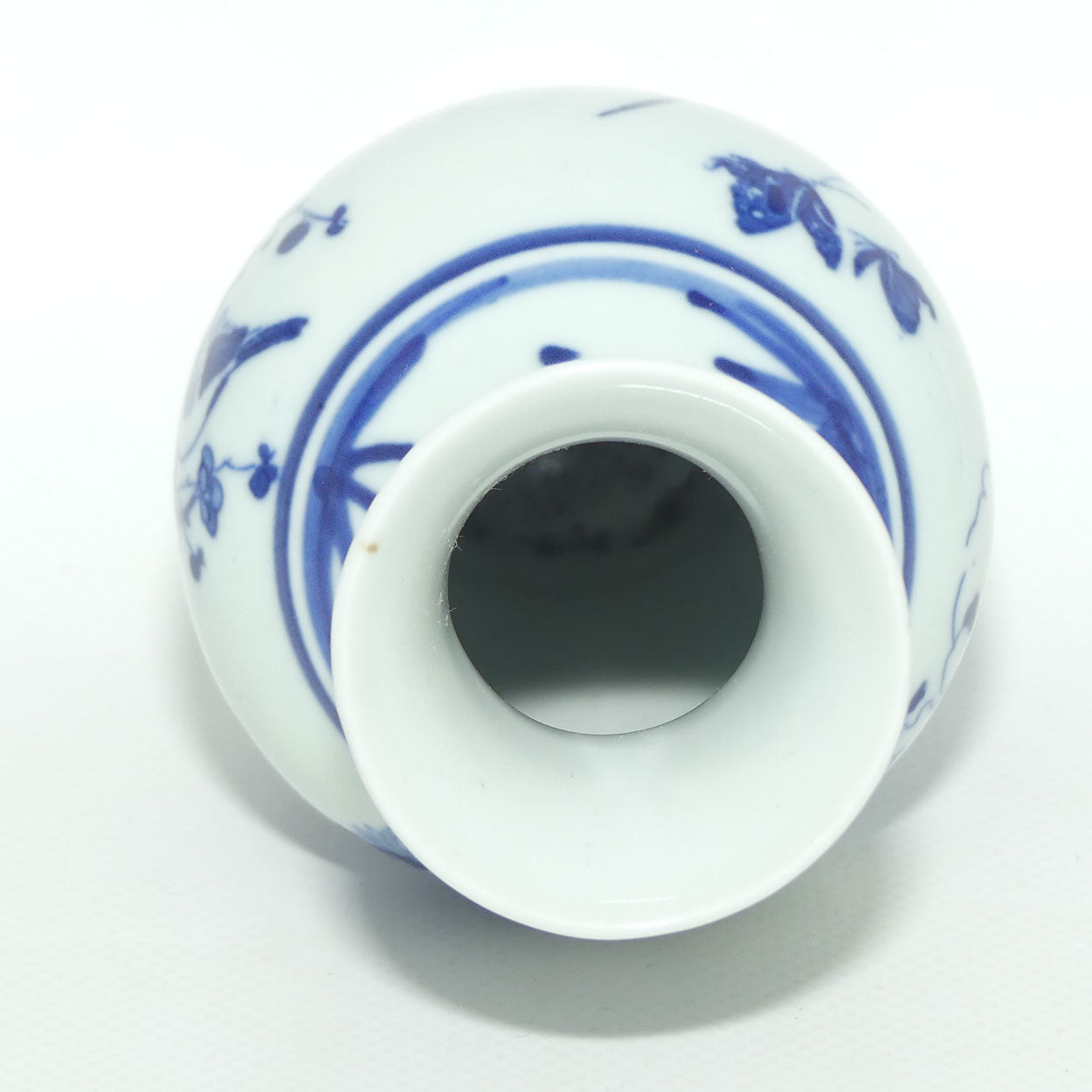 Fine Quality Chinese Blue and White vase decorated with Flowers and Butterflies | Guangxu period mark
