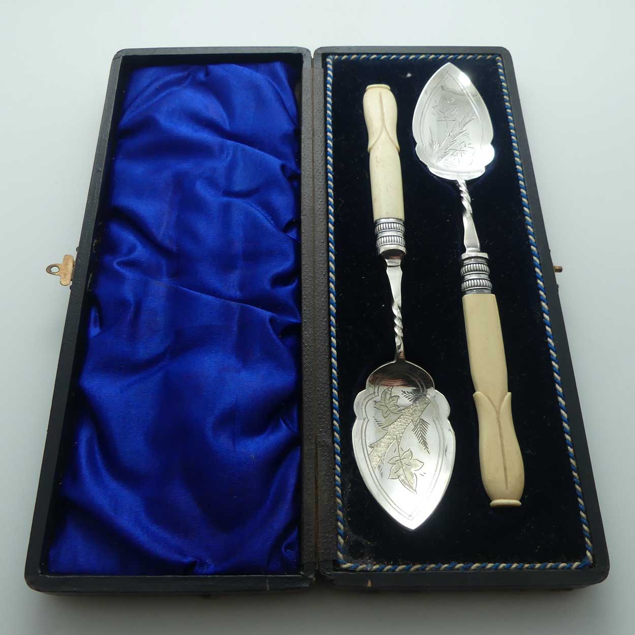 Boxed Silver Plated Edwardian era Bone Handled Berry Spoons set