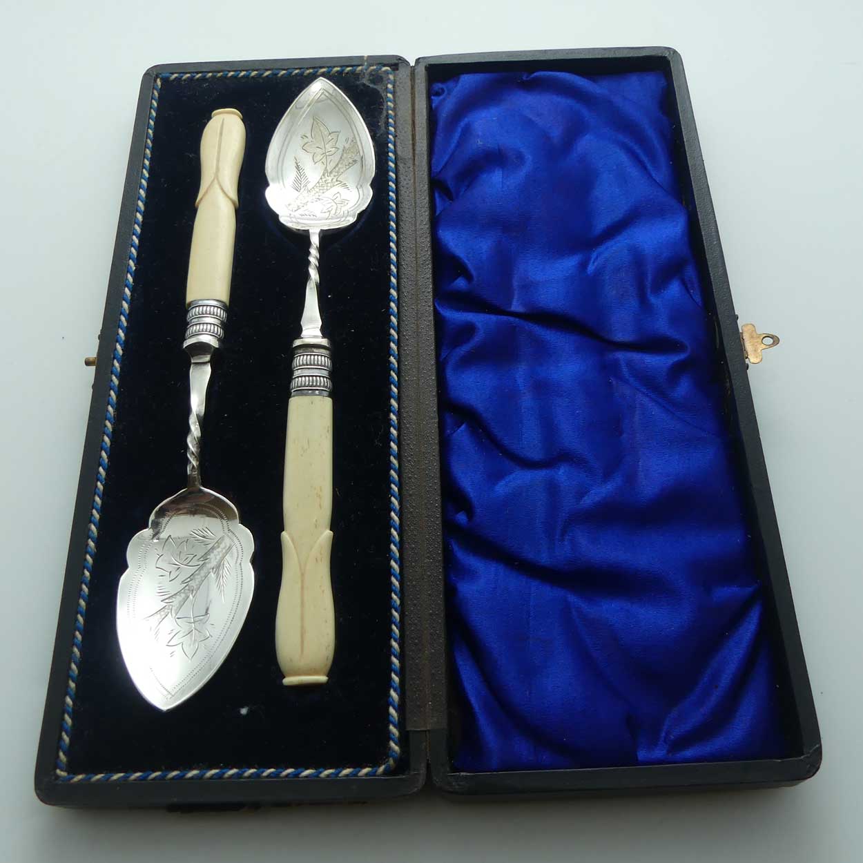 Boxed Silver Plated Edwardian era Bone Handled Berry Spoons set
