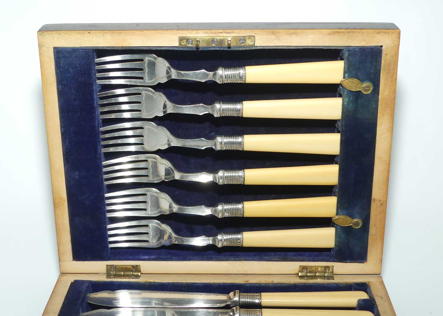 Edwardian era Faux Bone handled and EPNS blades set of 6 fish eaters in Original lockable box