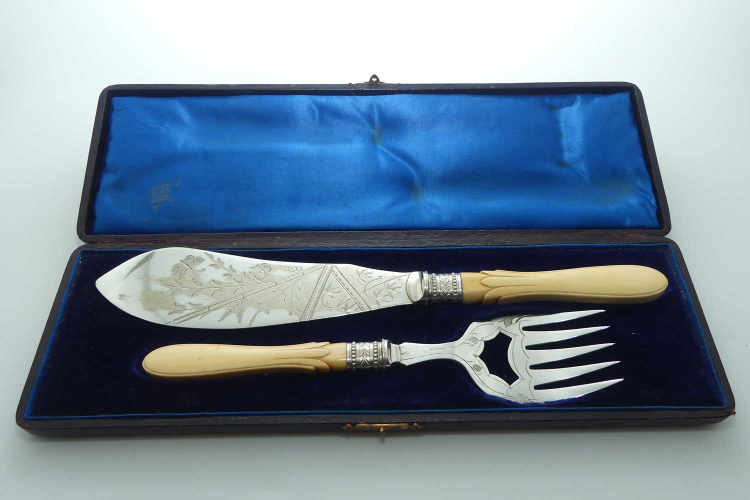 Boxed Silver Plated Edwardian era Bone Handled Fish Servers set
