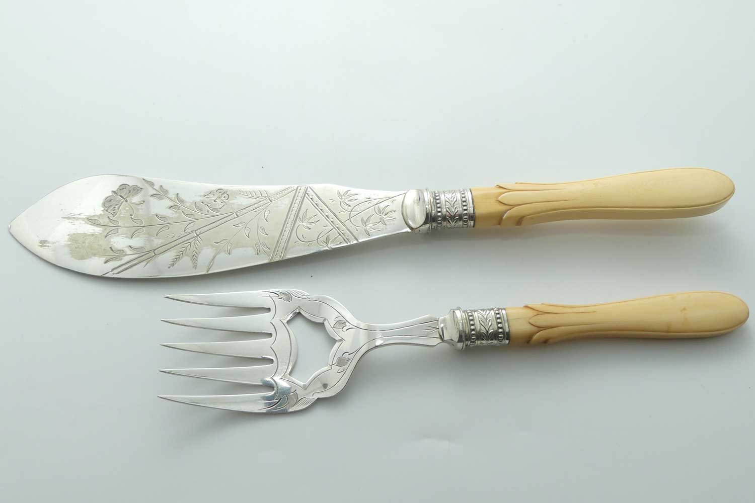 Boxed Silver Plated Edwardian era Bone Handled Fish Servers set