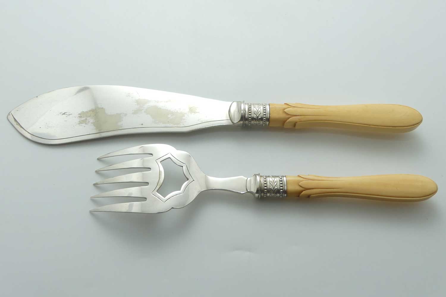 Boxed Silver Plated Edwardian era Bone Handled Fish Servers set