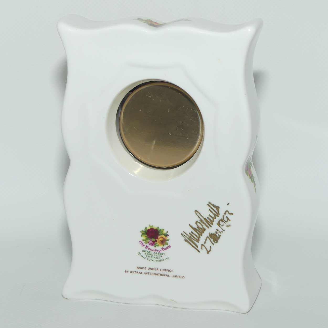 Royal Albert Bone China England Old Country Roses clock | © 1962 Royal Albert backstamp