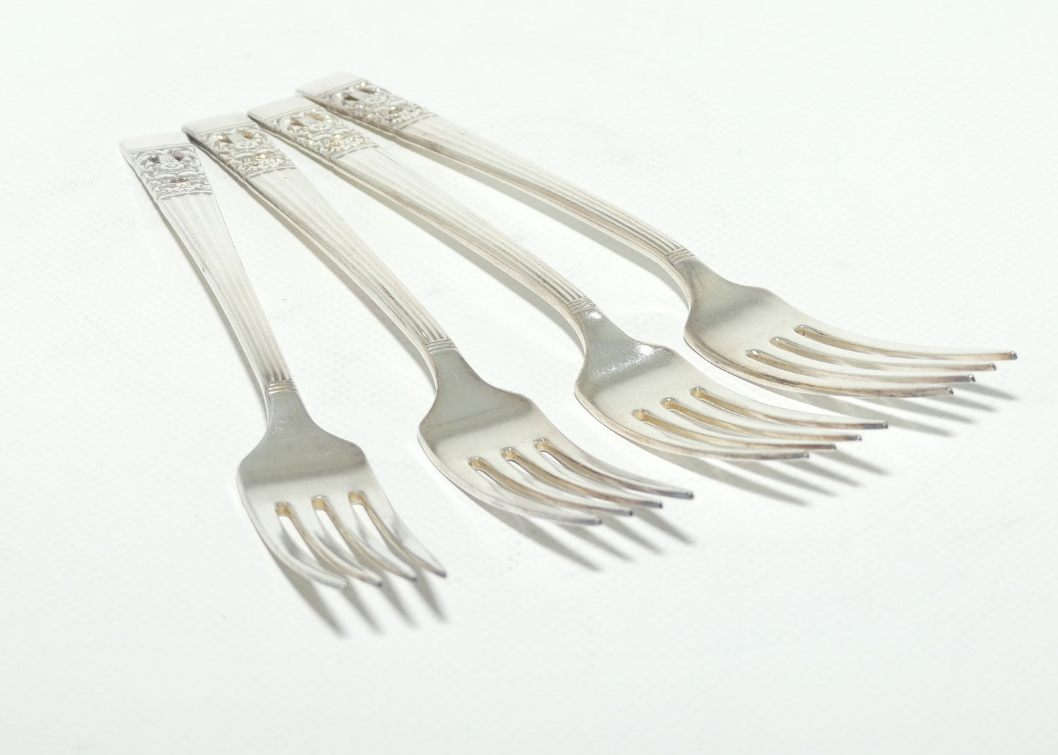 Set of 4 Oneida Community Plate forks | HAMPTON COURT pattern | 18cm long