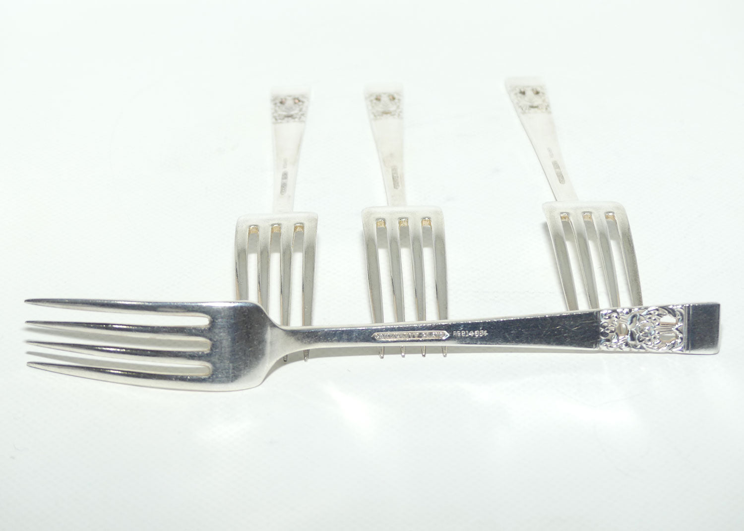 Set of 4 Oneida Community Plate forks | HAMPTON COURT pattern | 18cm long