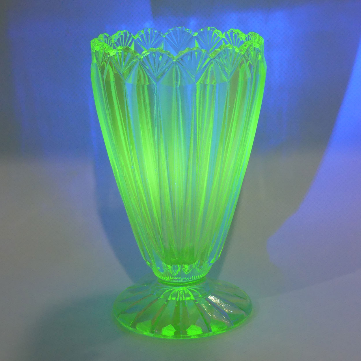 Crown Crystal Green Glass Shell pattern vase | URANIUM