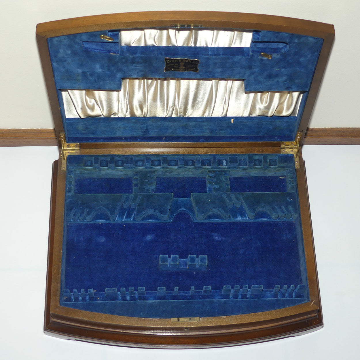 Viner and Hall patterned Walnut Cutlery canteen | no contents