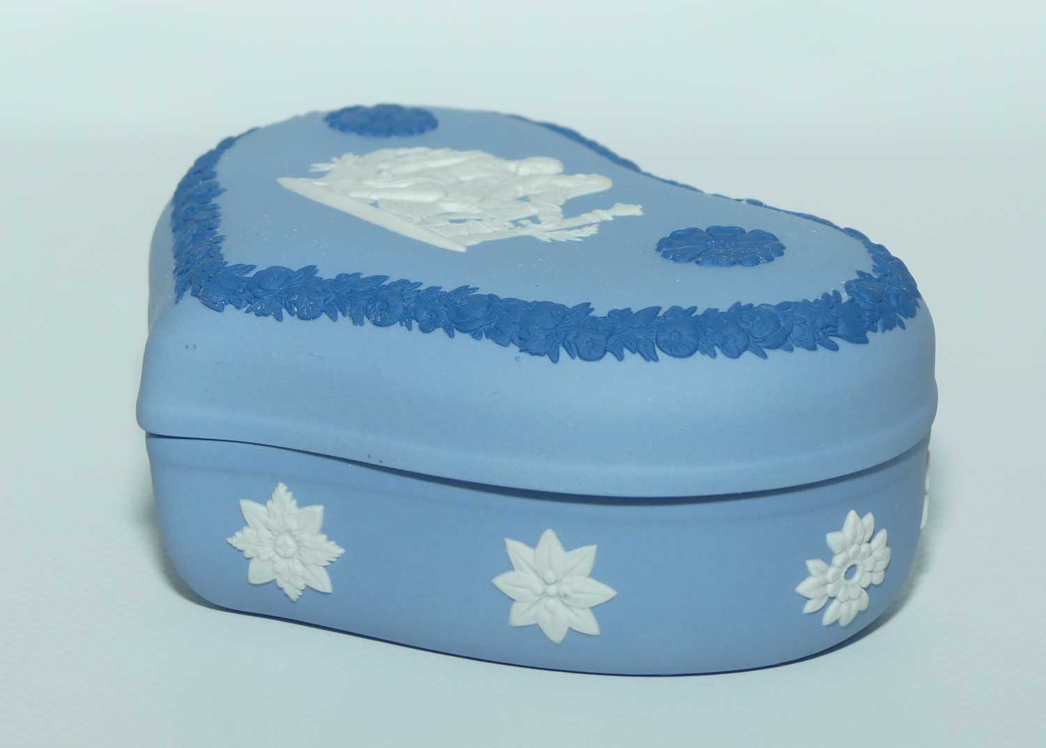 Wedgwood Jasper | Dark Blue and White on Pale wide heart shape powder bowl