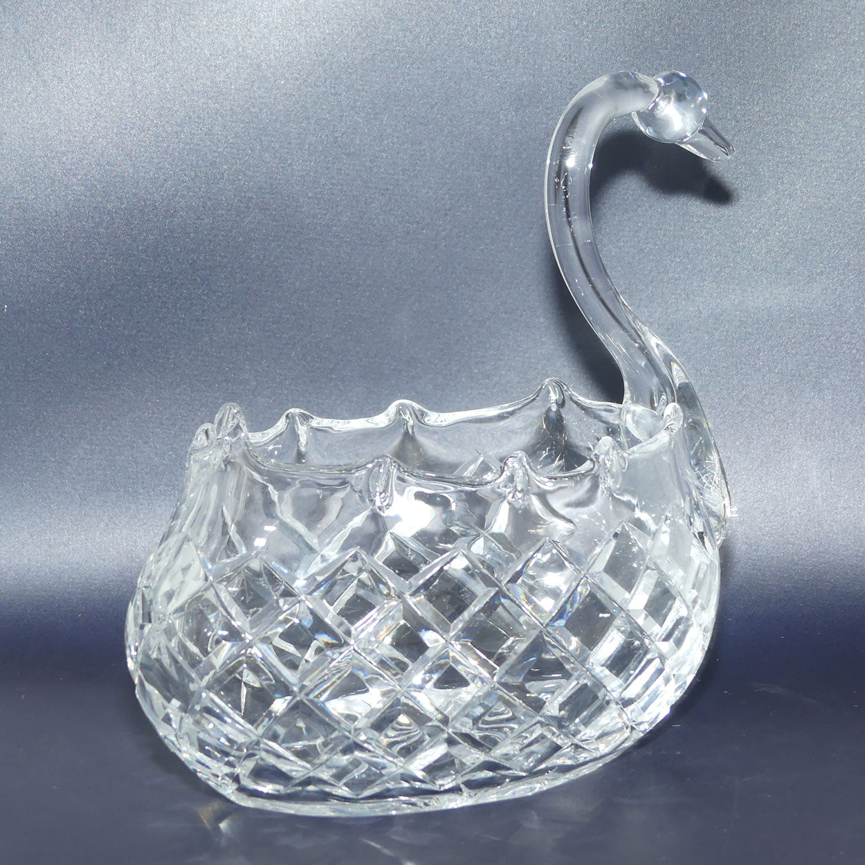 Traditional Diamond Cut Crystal Swan trough | 19cm tall