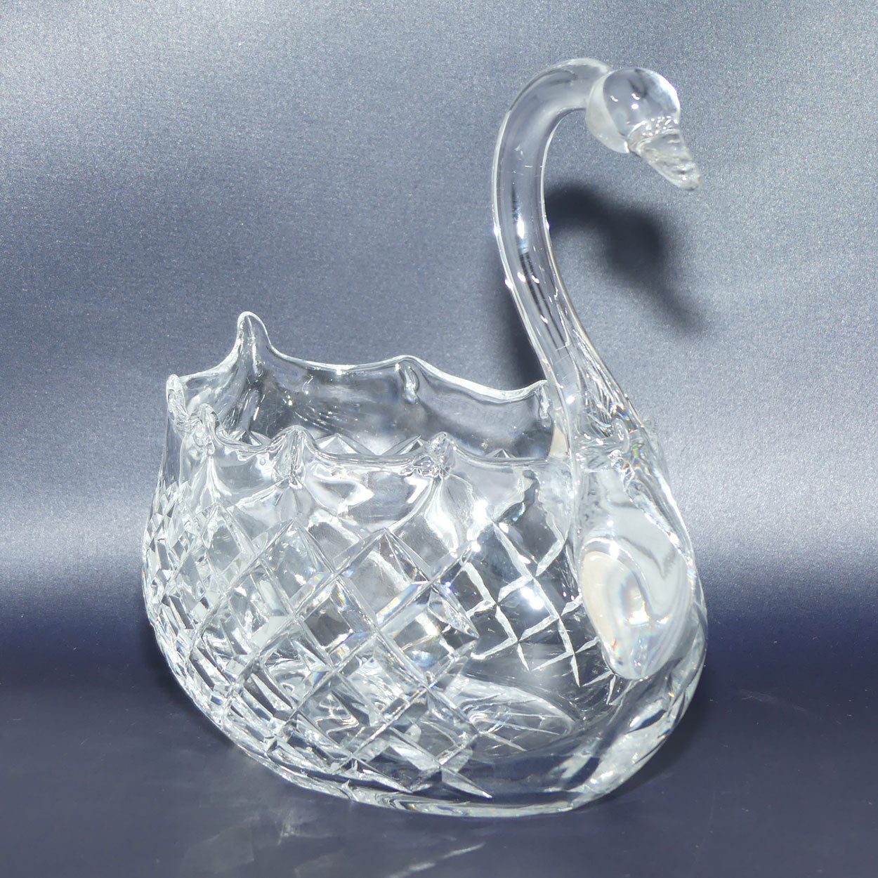 Traditional Diamond Cut Crystal Swan trough | 19cm tall