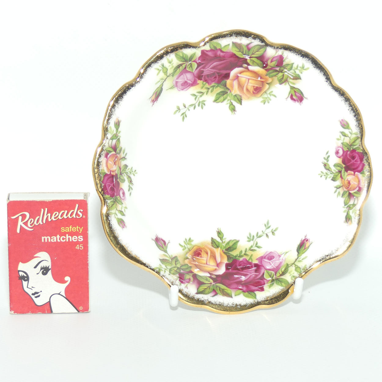 Royal Albert Bone China England Old Country Roses Bon Bon shell shape dish | 13cm | © 1962 Royal Albert Ltd backstamp