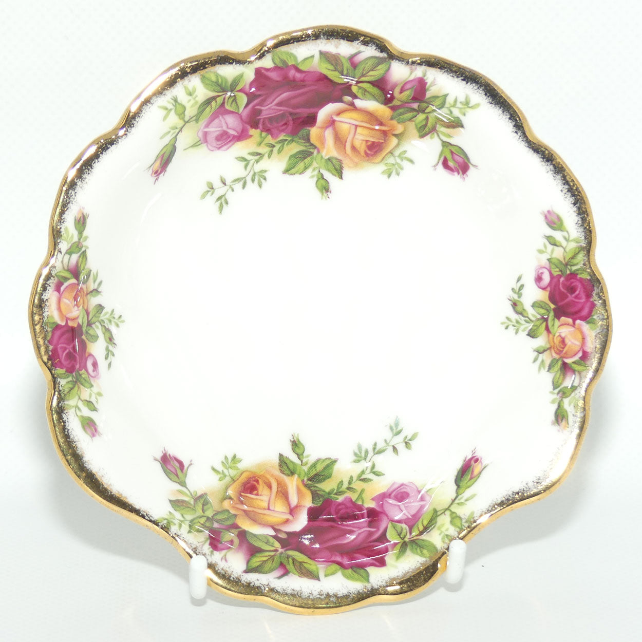 Royal Albert Bone China England Old Country Roses Bon Bon shell shape dish | 13cm | © 1962 Royal Albert Ltd backstamp