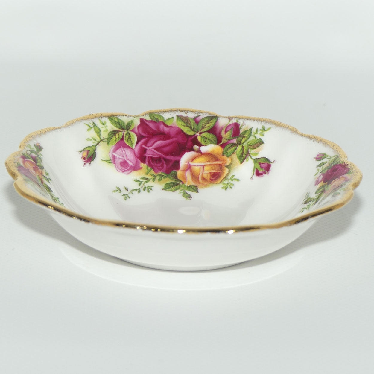 Royal Albert Bone China England Old Country Roses Bon Bon shell shape dish | 13cm | © 1962 Royal Albert Ltd backstamp