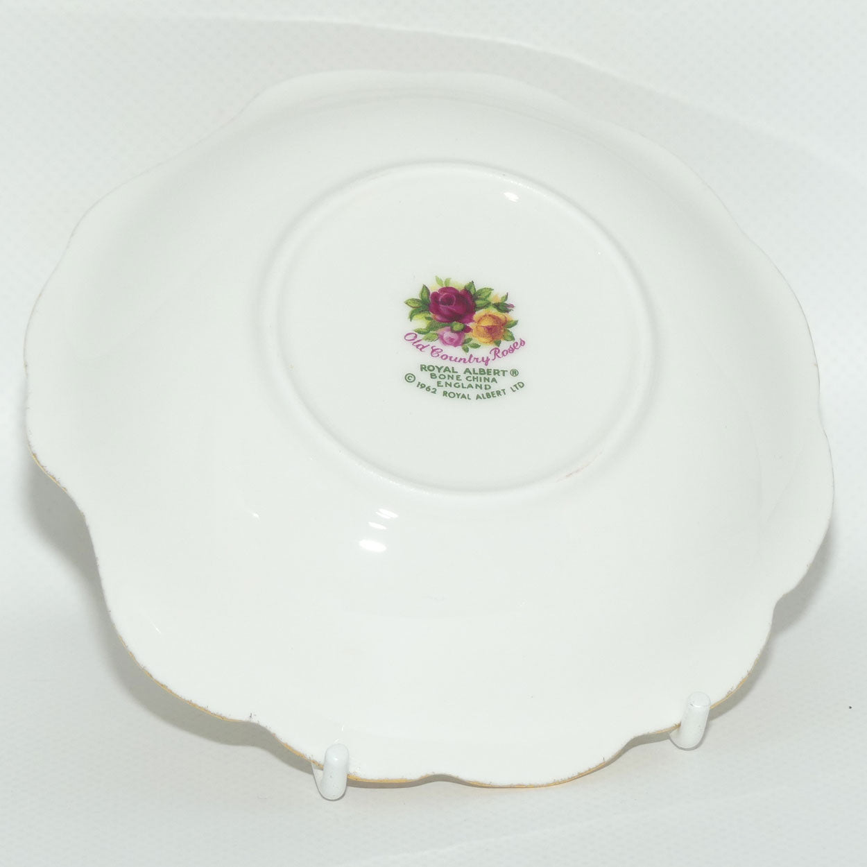 Royal Albert Bone China England Old Country Roses Bon Bon shell shape dish | 13cm | © 1962 Royal Albert Ltd backstamp