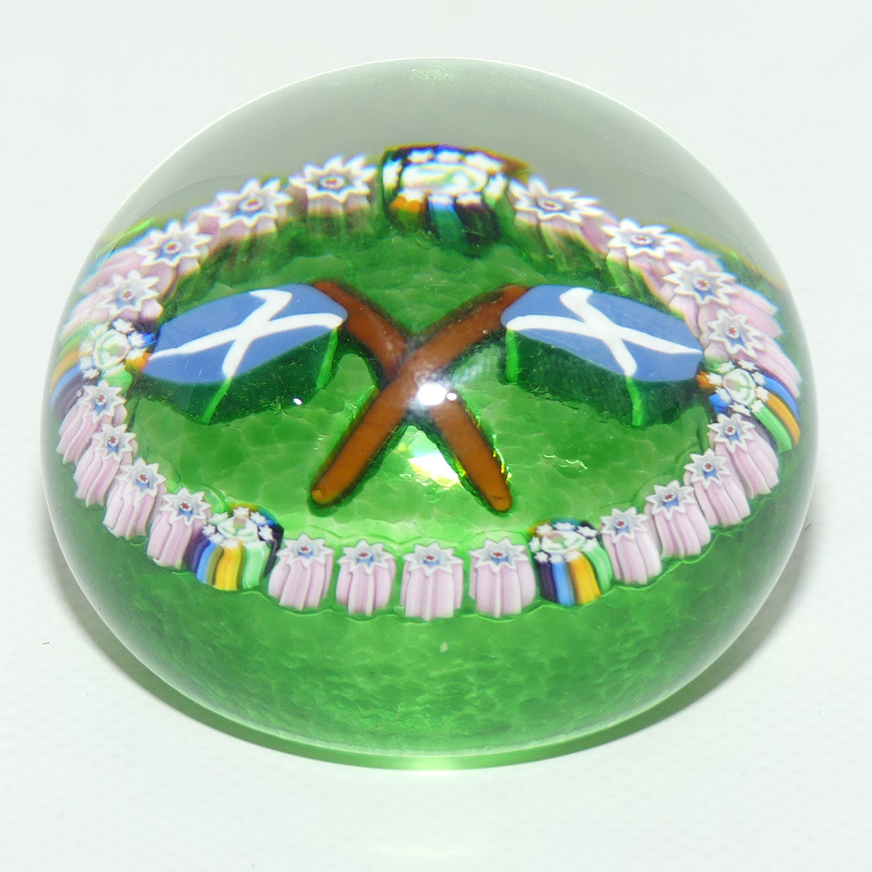 John Deacons Scotland the Brave medium paperweight | Emerald