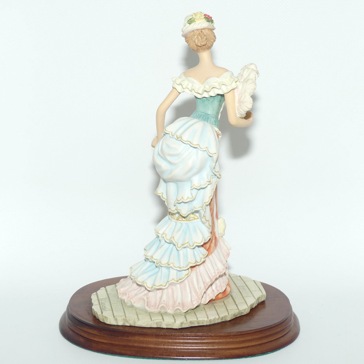 Leonardo Collection figure on wooden base | True Poise | Lady with Fan