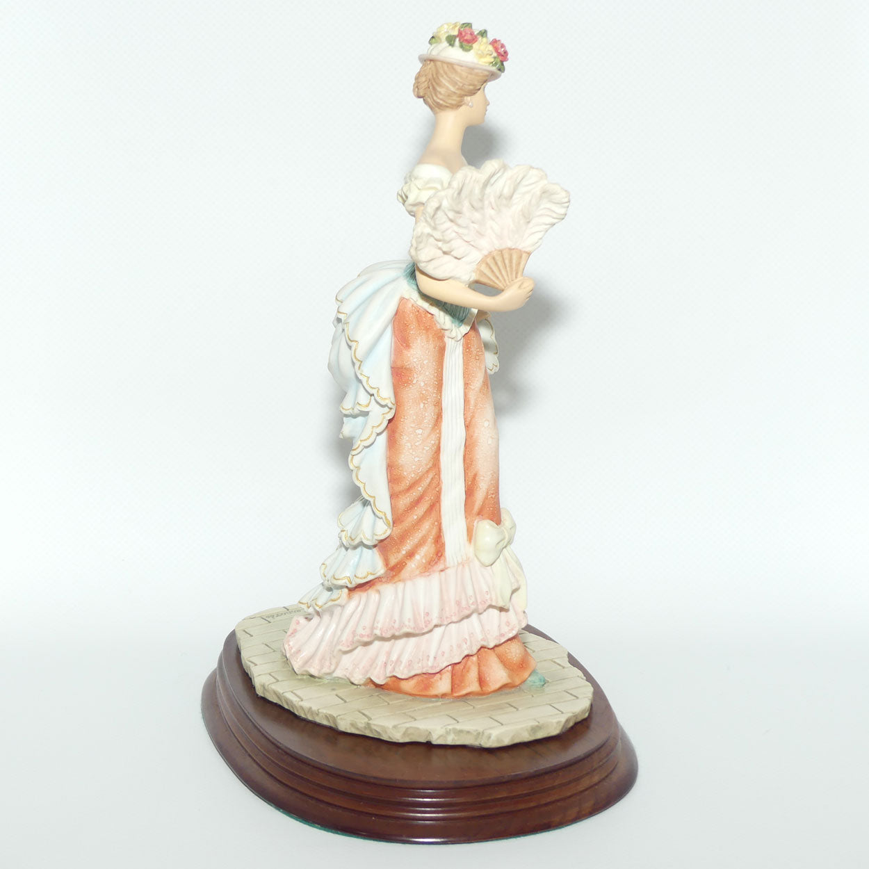 Leonardo Collection figure on wooden base | True Poise | Lady with Fan