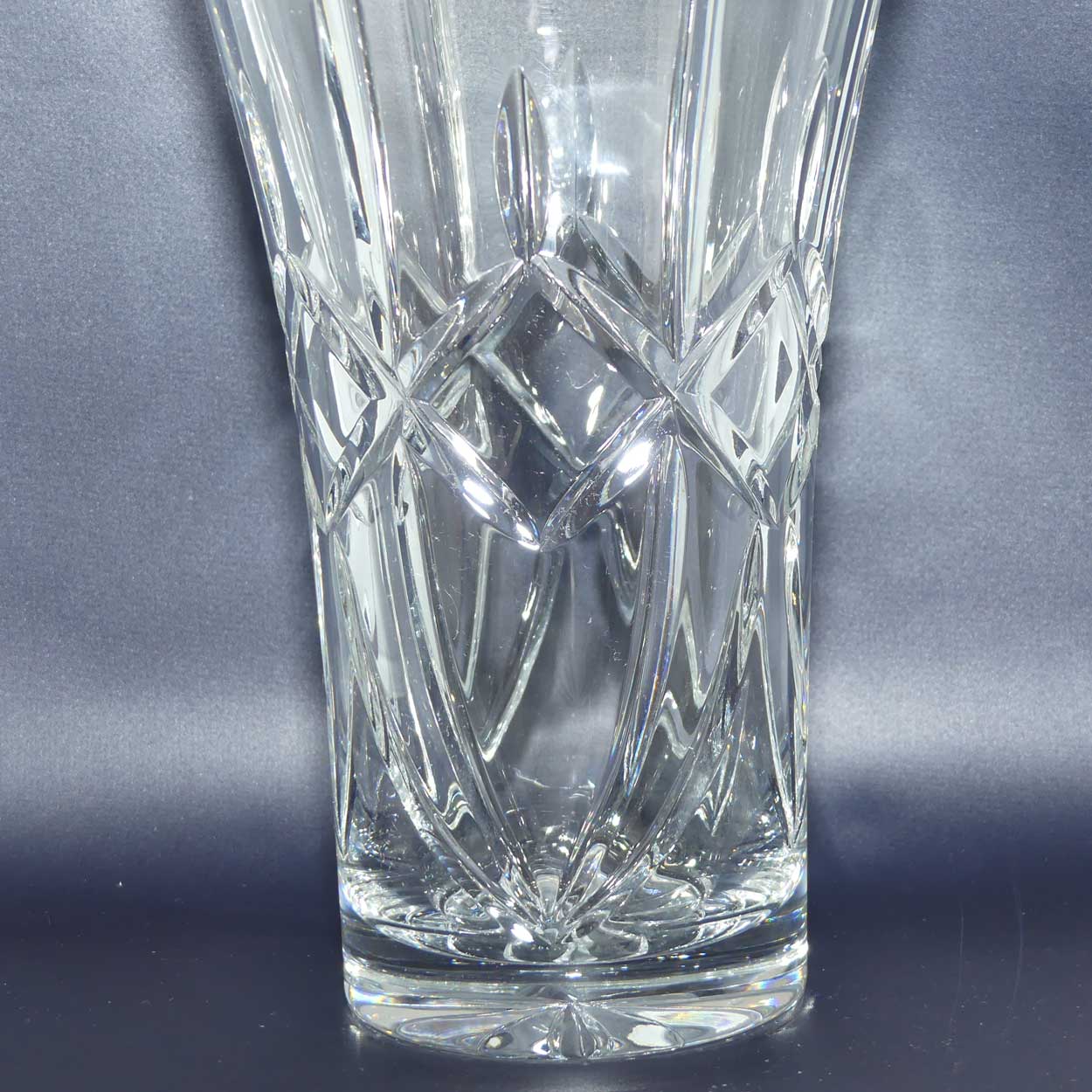 Royal Doulton Crystal vase | Contemporary design | 25cm