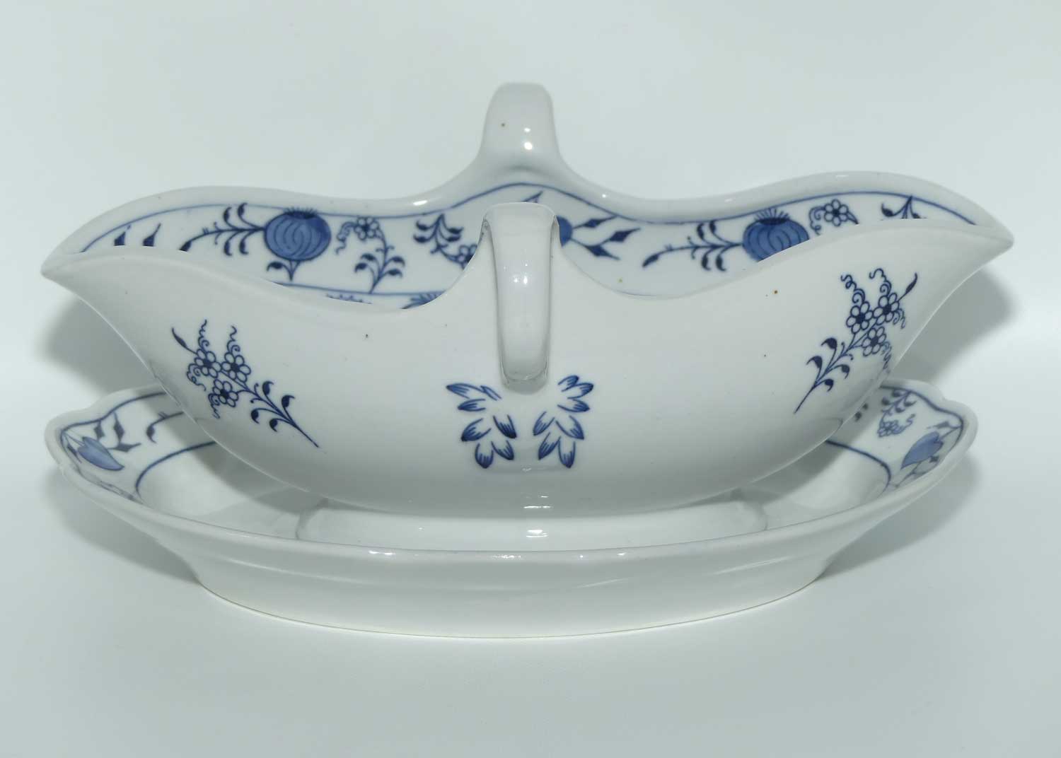 Meissen Blue Onion | Zwiebelmuster sauce boat and joined underplate
