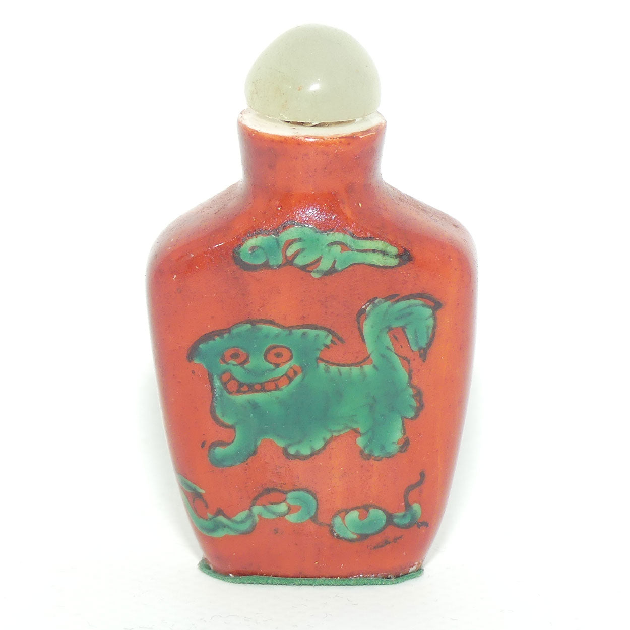 Chinese snuff bottle with greenstone stopper | Iron Red decorated with Dog of Fo