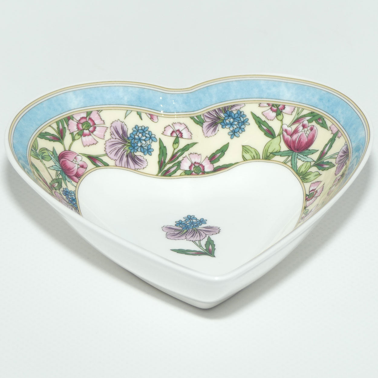 Wedgwood Sarah pattern heart shape trinket bowl | boxed