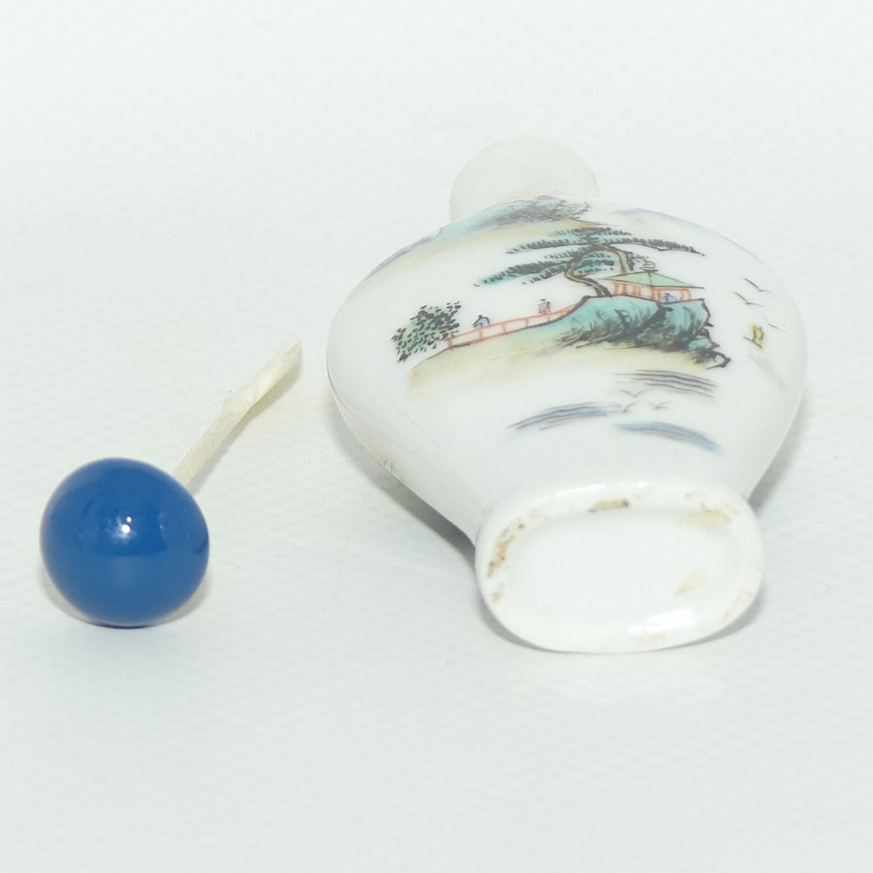 Chinese Landscape pattern Snuff Bottle | Blue stone stopper | Elegant shape