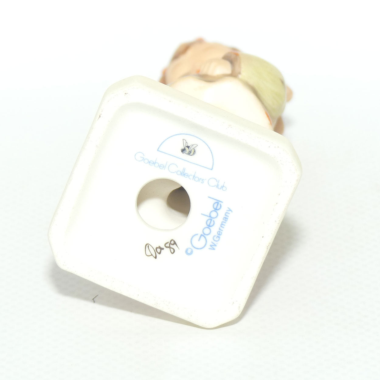 HUM0479 MI Hummel figure I Brought You a Gift | TMK6 | #2