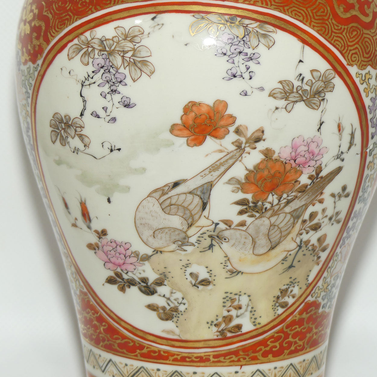 Japanese Kutani vase | Ovoid Shape | Two differing Cameo panels