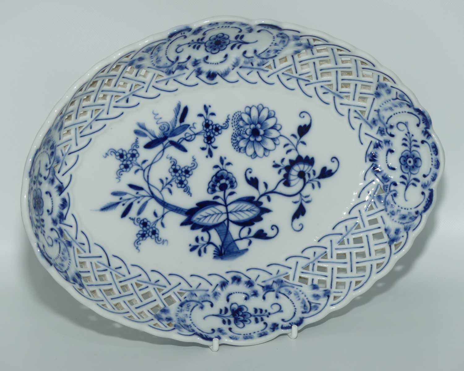 Meissen Blue Onion | Zwiebelmuster pierced gallery oval bowl | 27cm wide