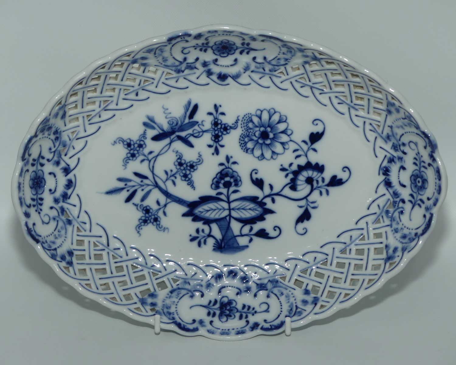 Meissen Blue Onion | Zwiebelmuster pierced gallery oval bowl | 27cm wide