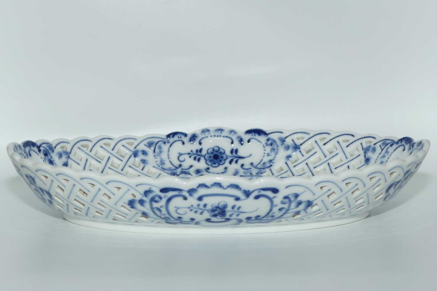 Meissen Blue Onion | Zwiebelmuster pierced gallery oval bowl | 27cm wide