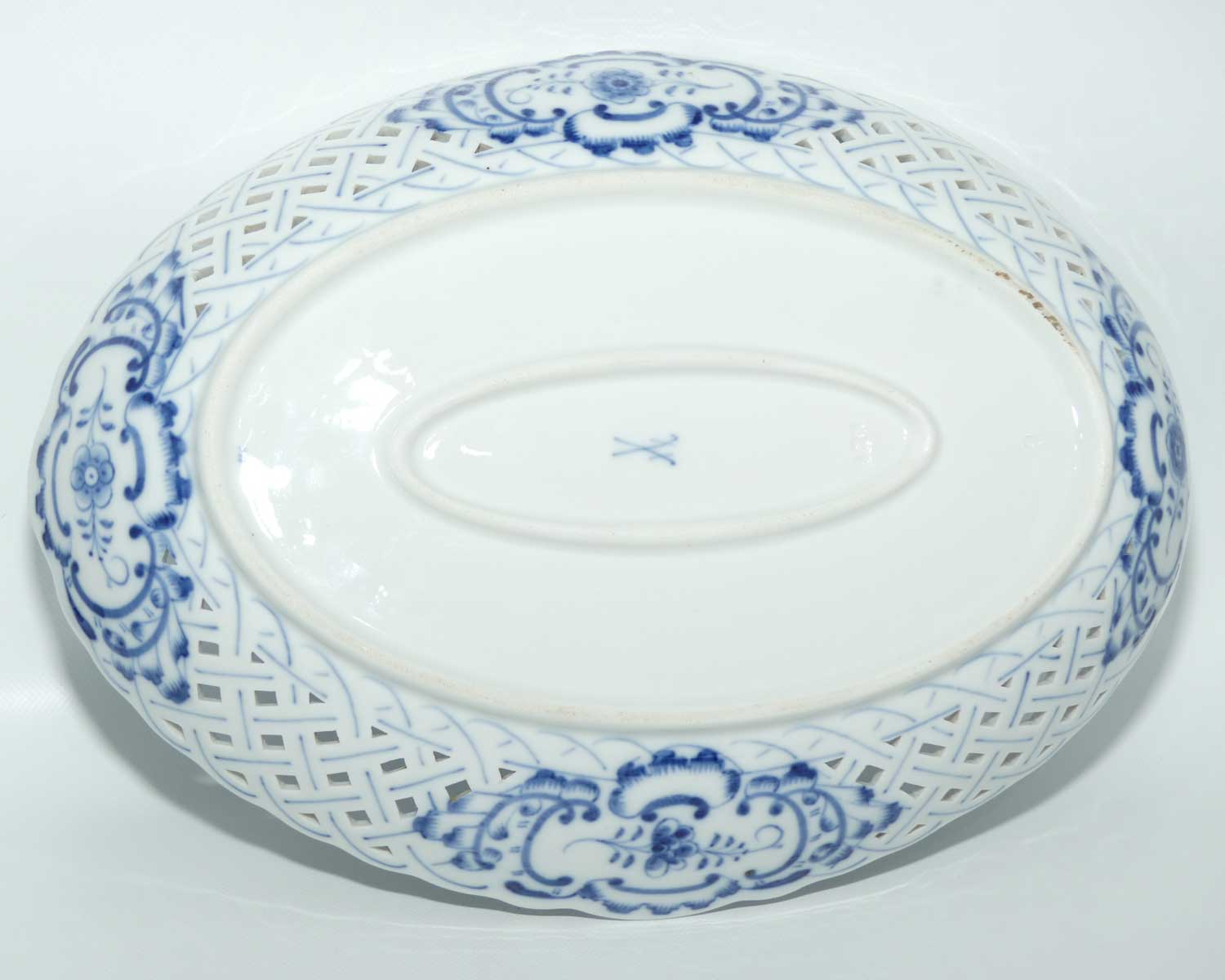 Meissen Blue Onion | Zwiebelmuster pierced gallery oval bowl | 27cm wide