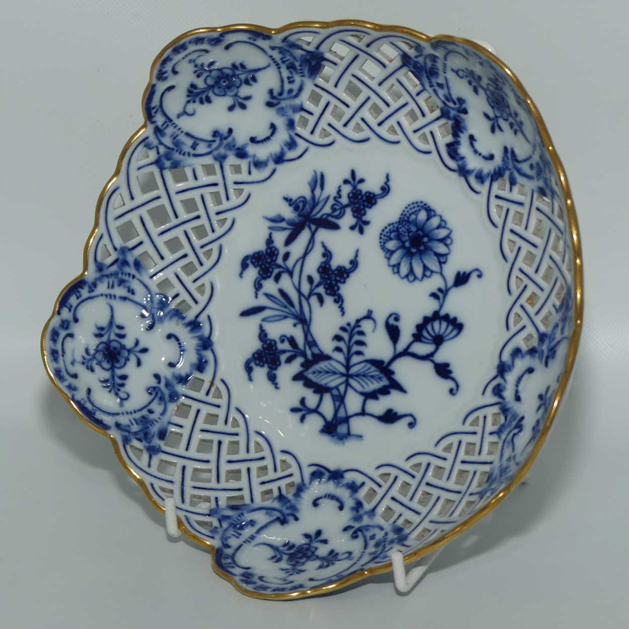 Meissen Blue Onion | Zwiebelmuster pierced gallery lobed round bowl with gilt edge | 19cm wide