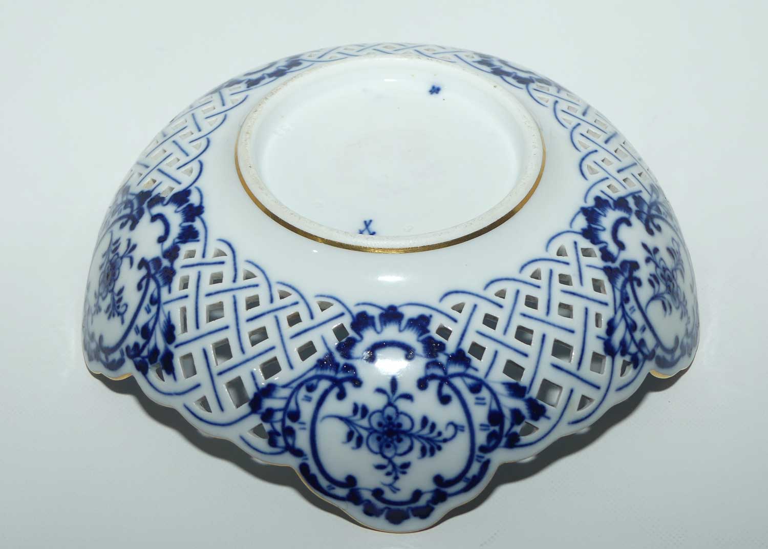 Meissen Blue Onion | Zwiebelmuster pierced gallery lobed round bowl with gilt edge | 19cm wide