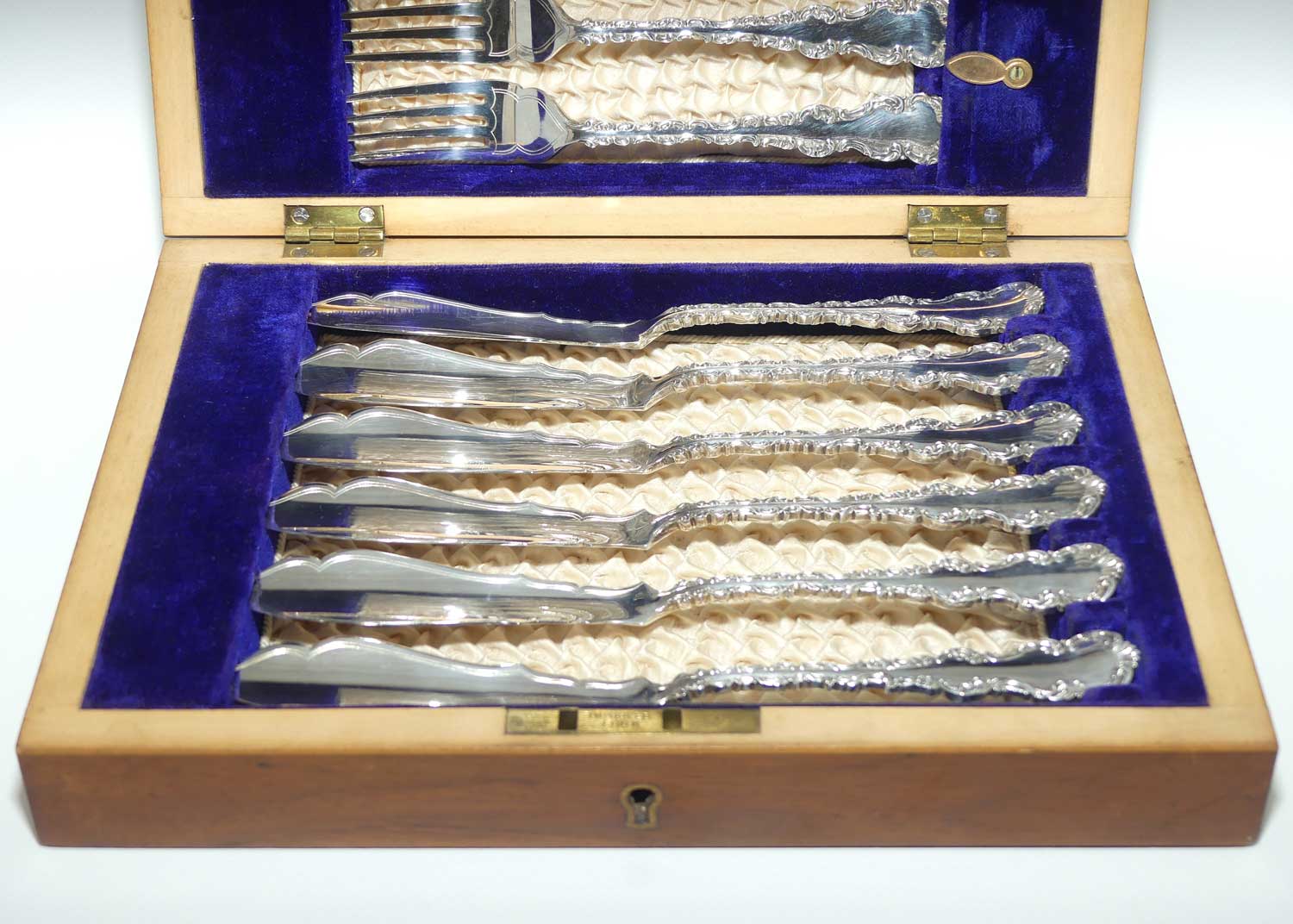 Edwardian era Lee and Wigful Sheffield set of Plated fish eaters in Walnut case