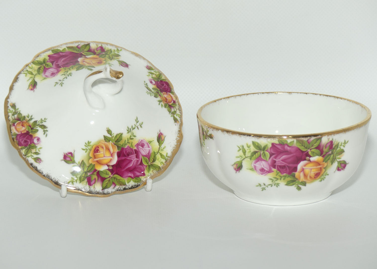 Royal Albert Bone China England Old Country Roses Lidded Bowl | 11.5 diam |© 1962 Royal Albert Ltd backstamp