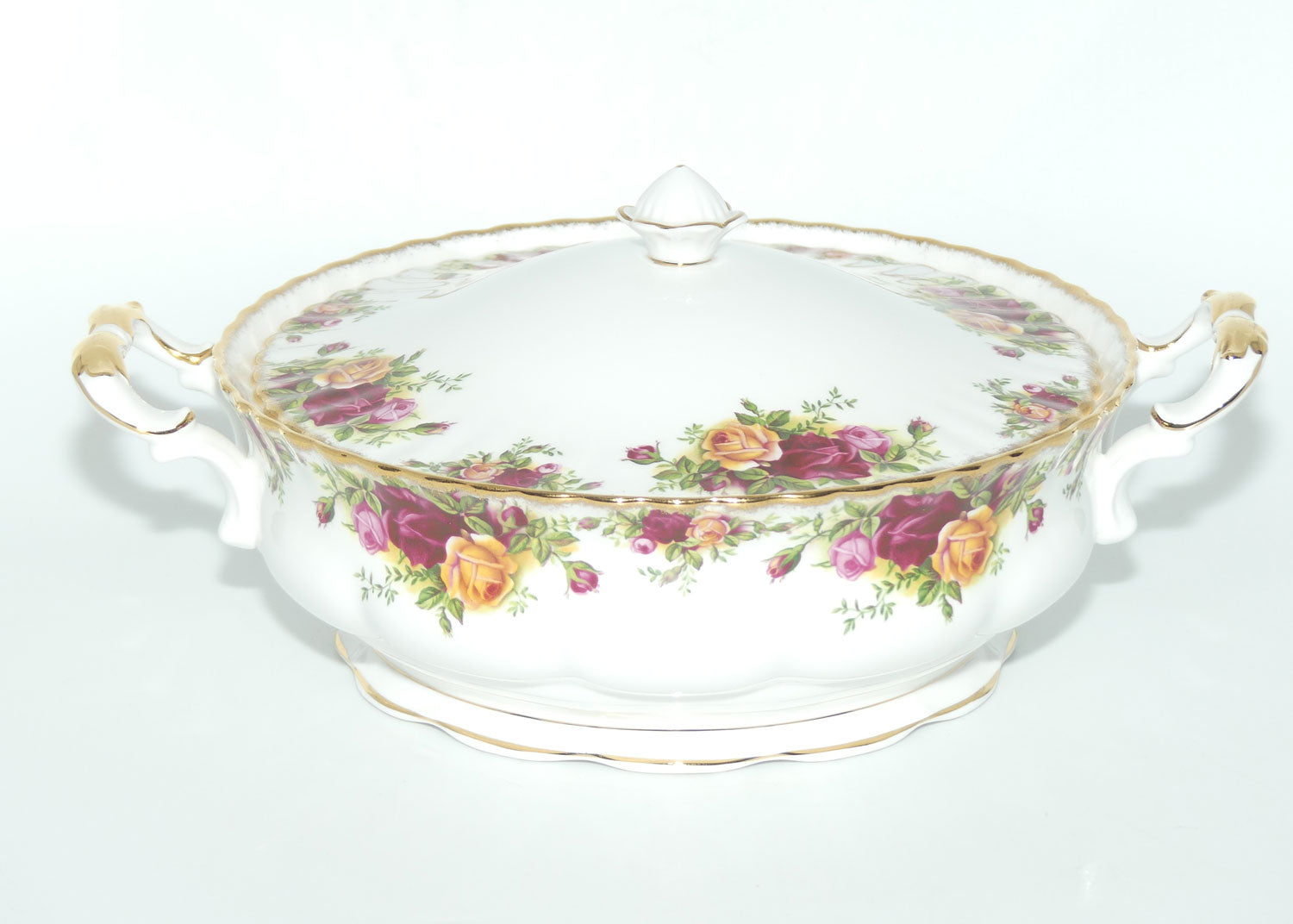 Royal Albert Bone China England Old Country Roses Lidded Tureen | 22.5 diam |© 1962 Royal Albert Ltd backstamp