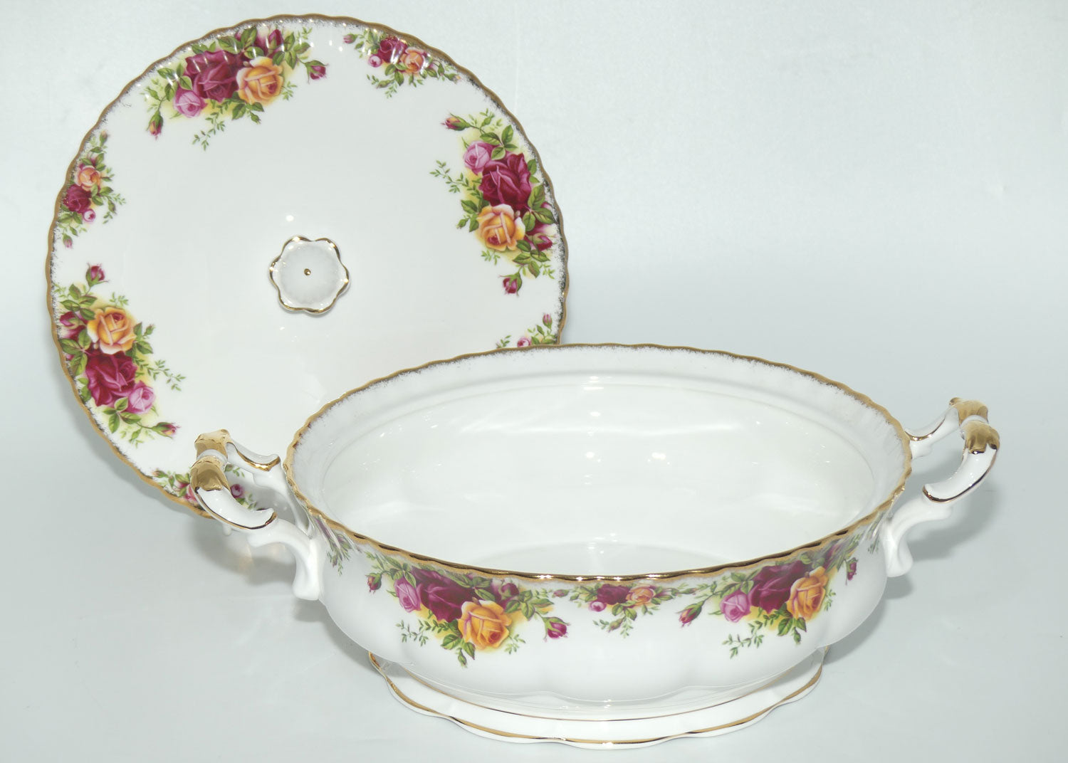 Royal Albert Bone China England Old Country Roses Lidded Tureen | 22.5 diam |© 1962 Royal Albert Ltd backstamp