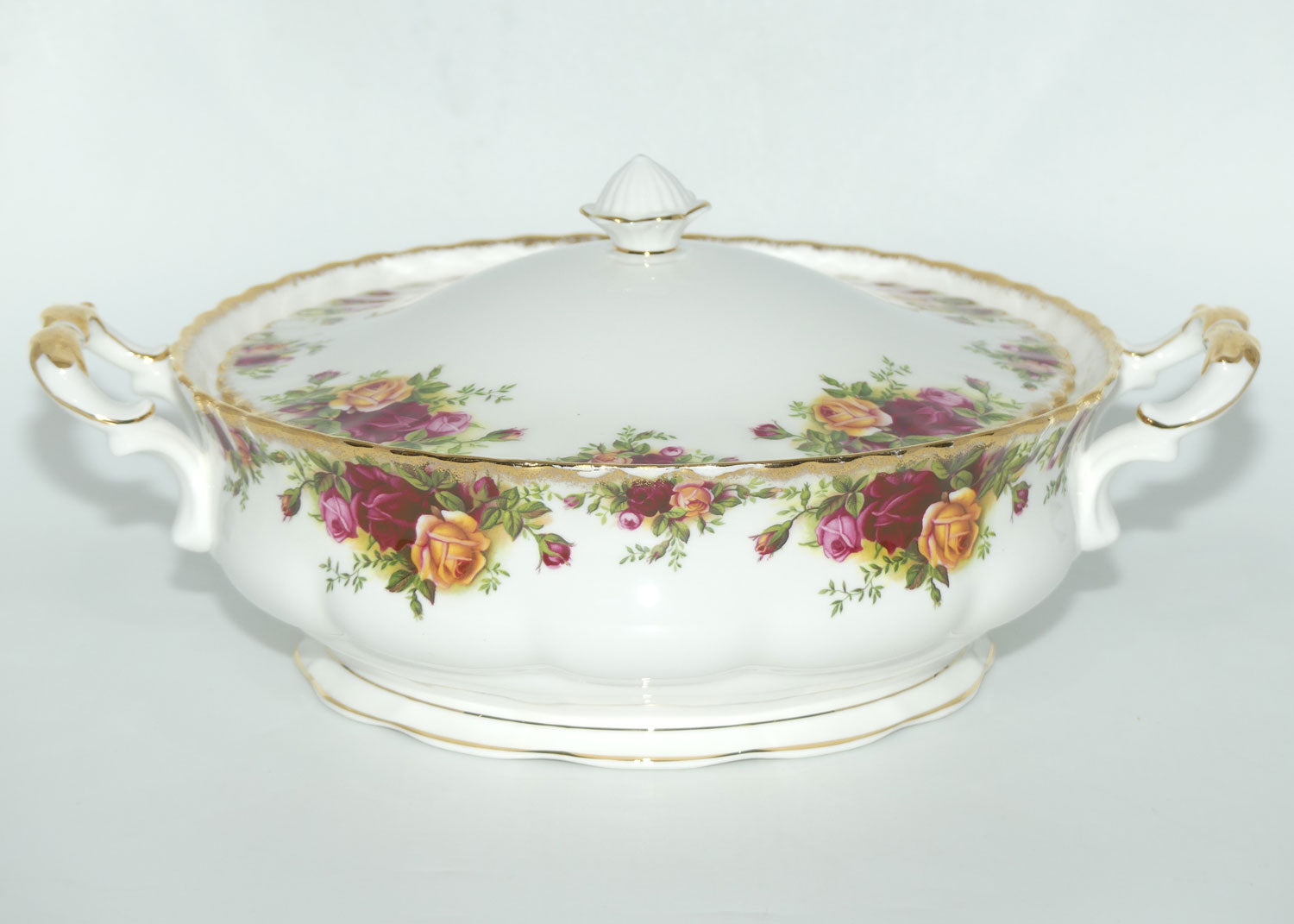 Royal Albert Bone China England Old Country Roses Lidded Tureen | 22.5 diam | Early Backstamp
