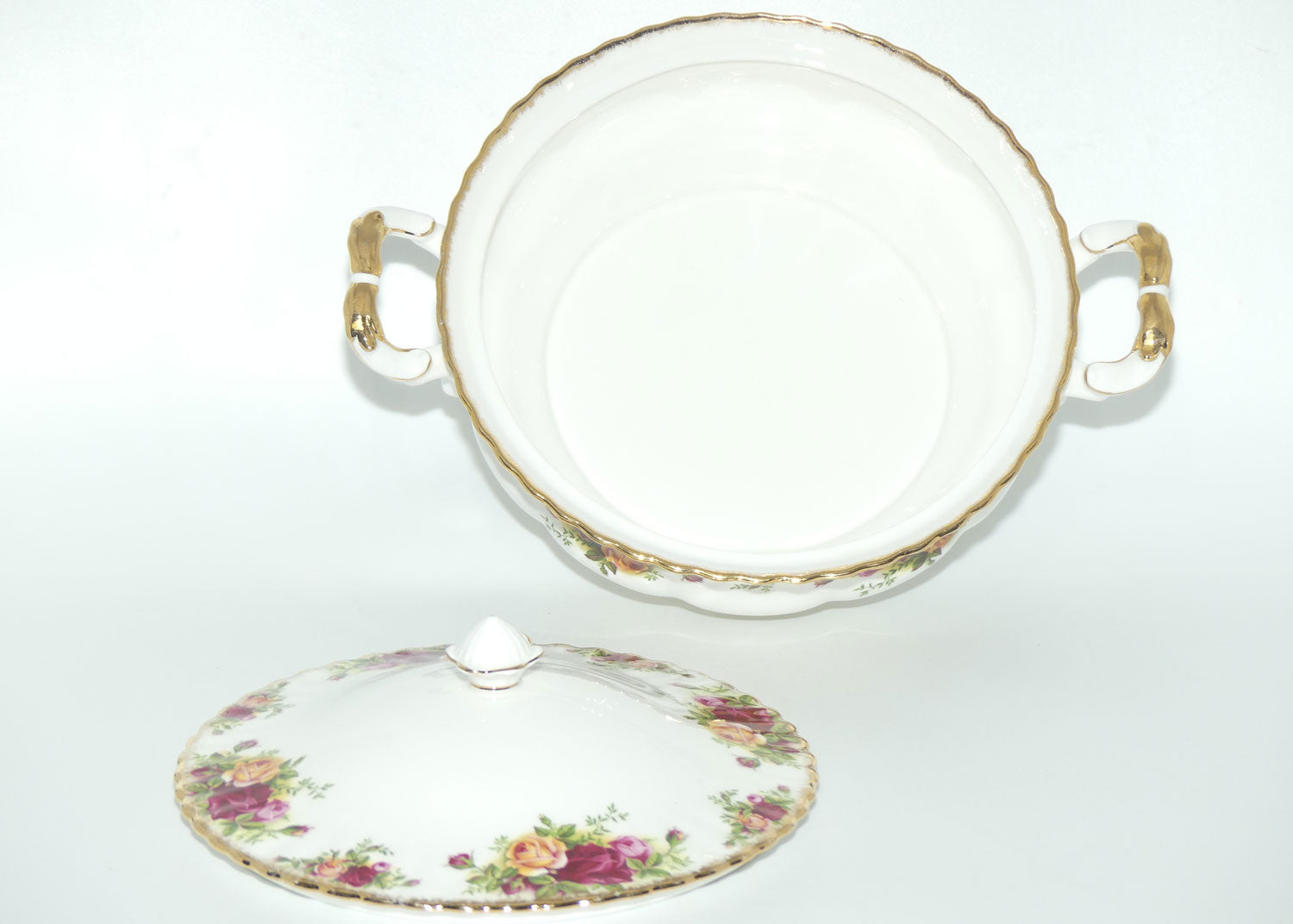 Royal Albert Bone China England Old Country Roses Lidded Tureen | 22.5 diam | Early Backstamp