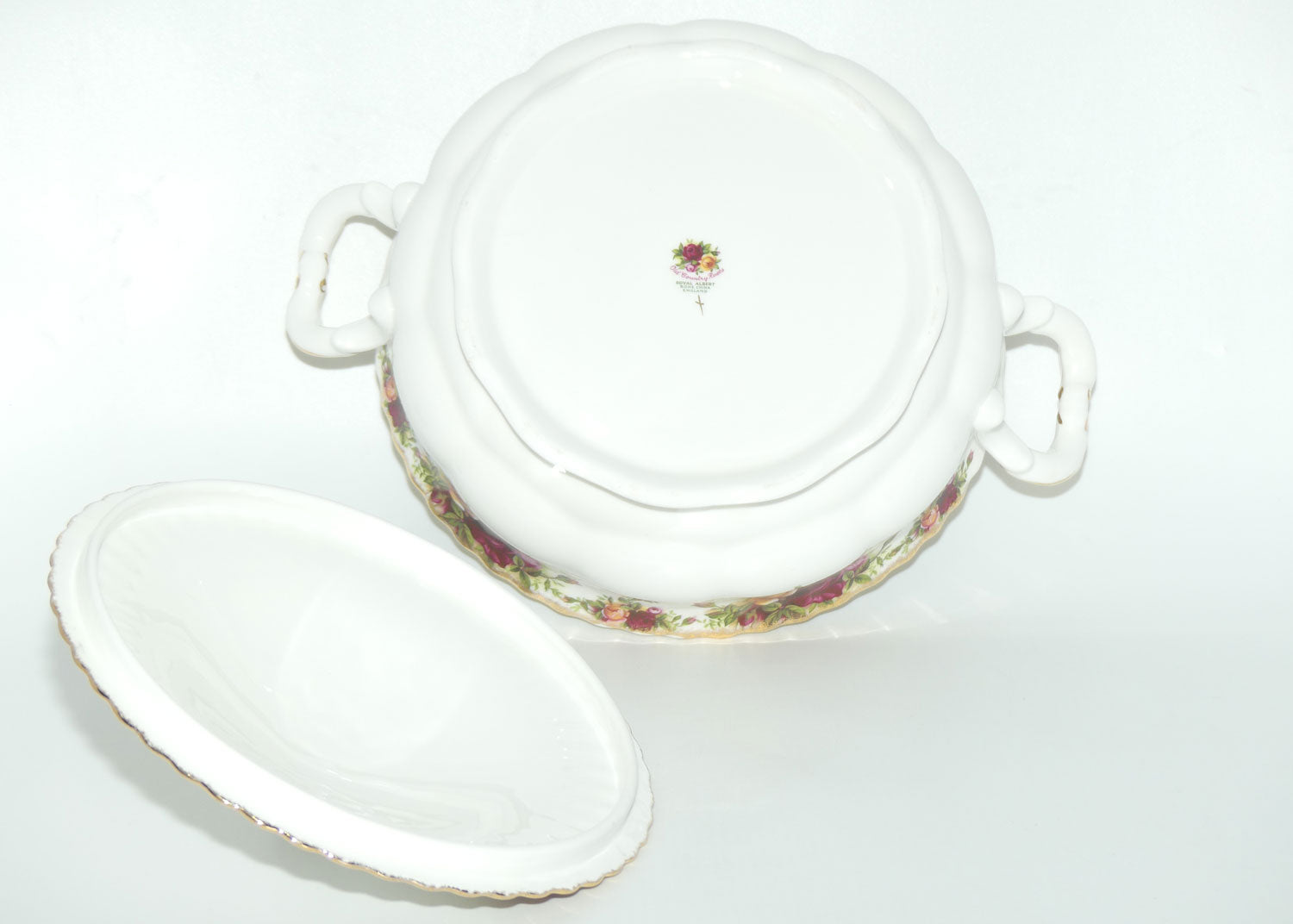 Royal Albert Bone China England Old Country Roses Lidded Tureen | 22.5 diam | Early Backstamp