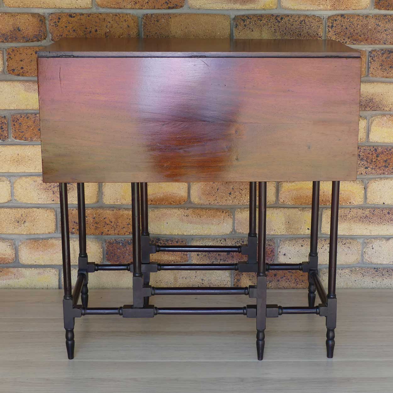 Late 19th Century English Mahogany folding Spider table | Gateleg table