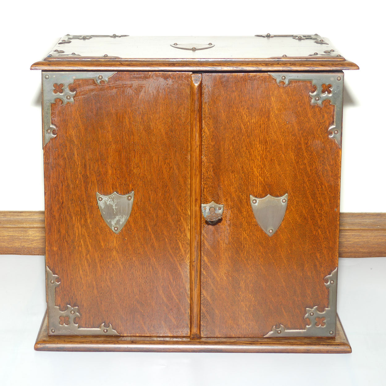 Edwardian era English Oak Pipe cabinet | 3 Drawers | Fitted inside | Decorative banding